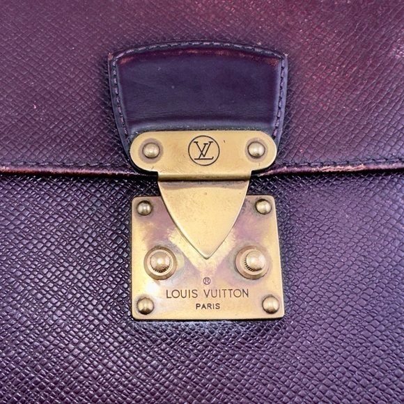 AUTHENTIC Louis Vuitton Taiga Clutch. Burgundy. - Picture 14 of 16